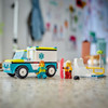 LEGO City 60403 Karetka i snowboardzista Ambulans